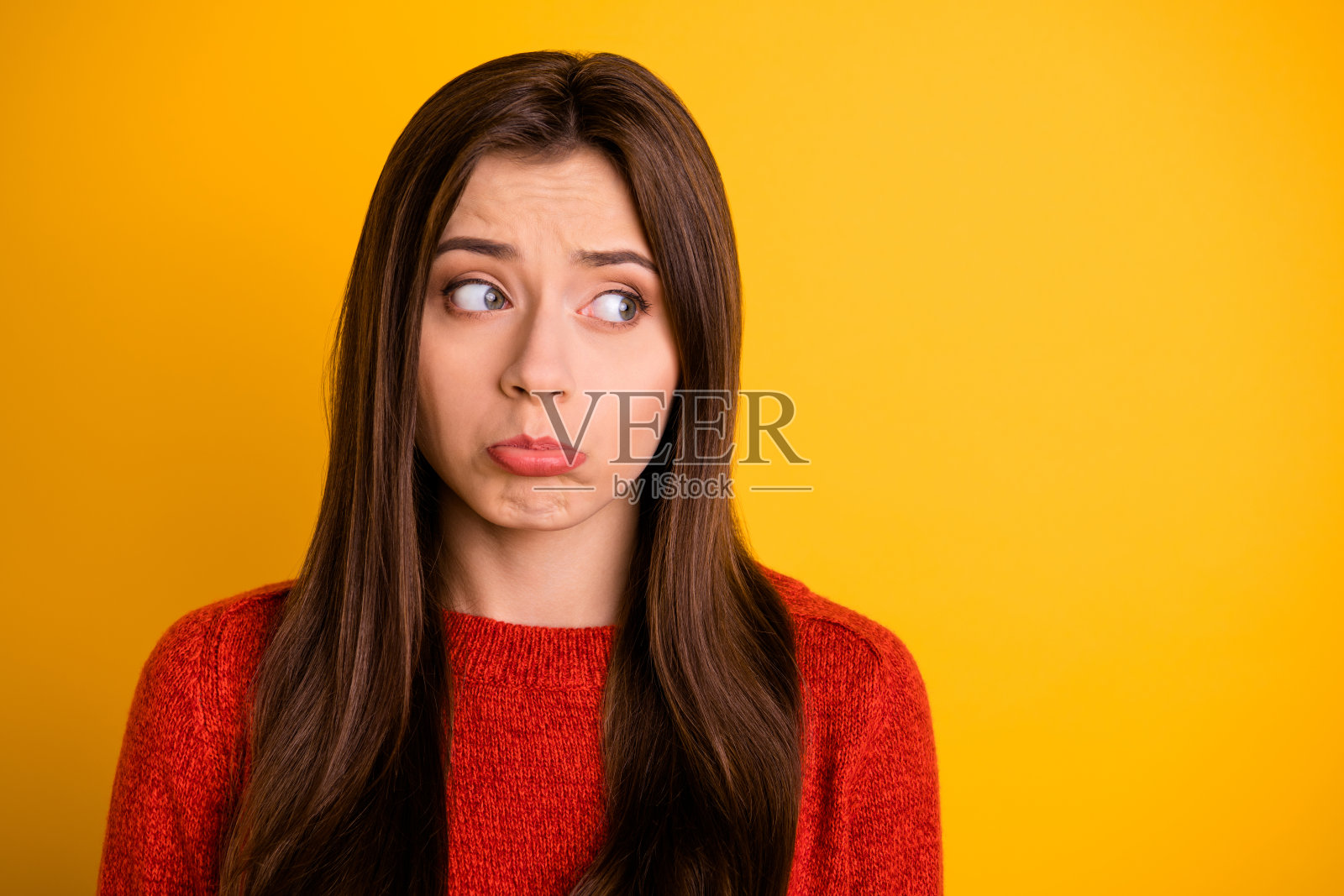 没有人爱我....不满意的肖像不快乐的女人有沟通关系问题遭受秋天忧郁凝视哭泣穿红色的套头衫孤立在明亮的颜色背景照片摄影图片