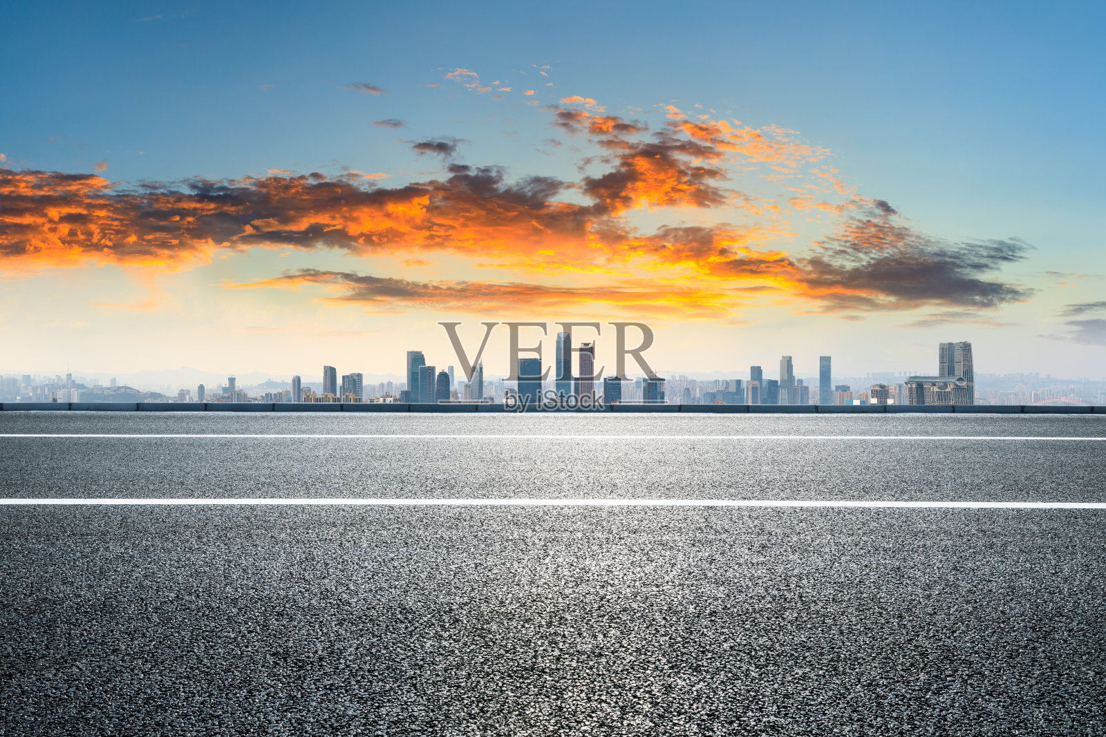 日落的城市景观和空旷的重庆柏油路照片摄影图片