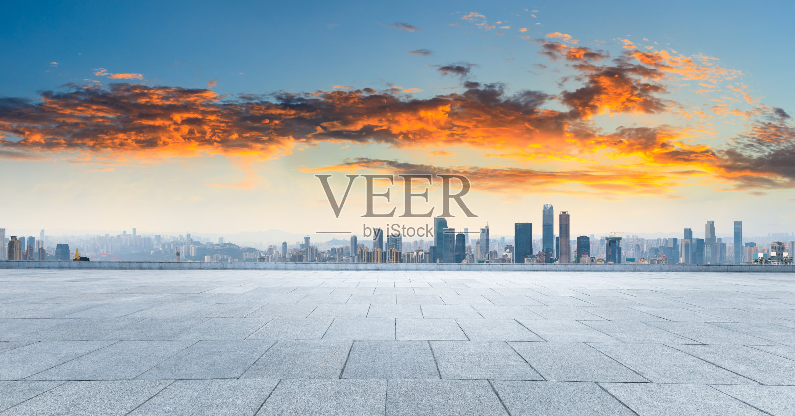 重庆空旷的广场地面和建筑景观天际线照片摄影图片