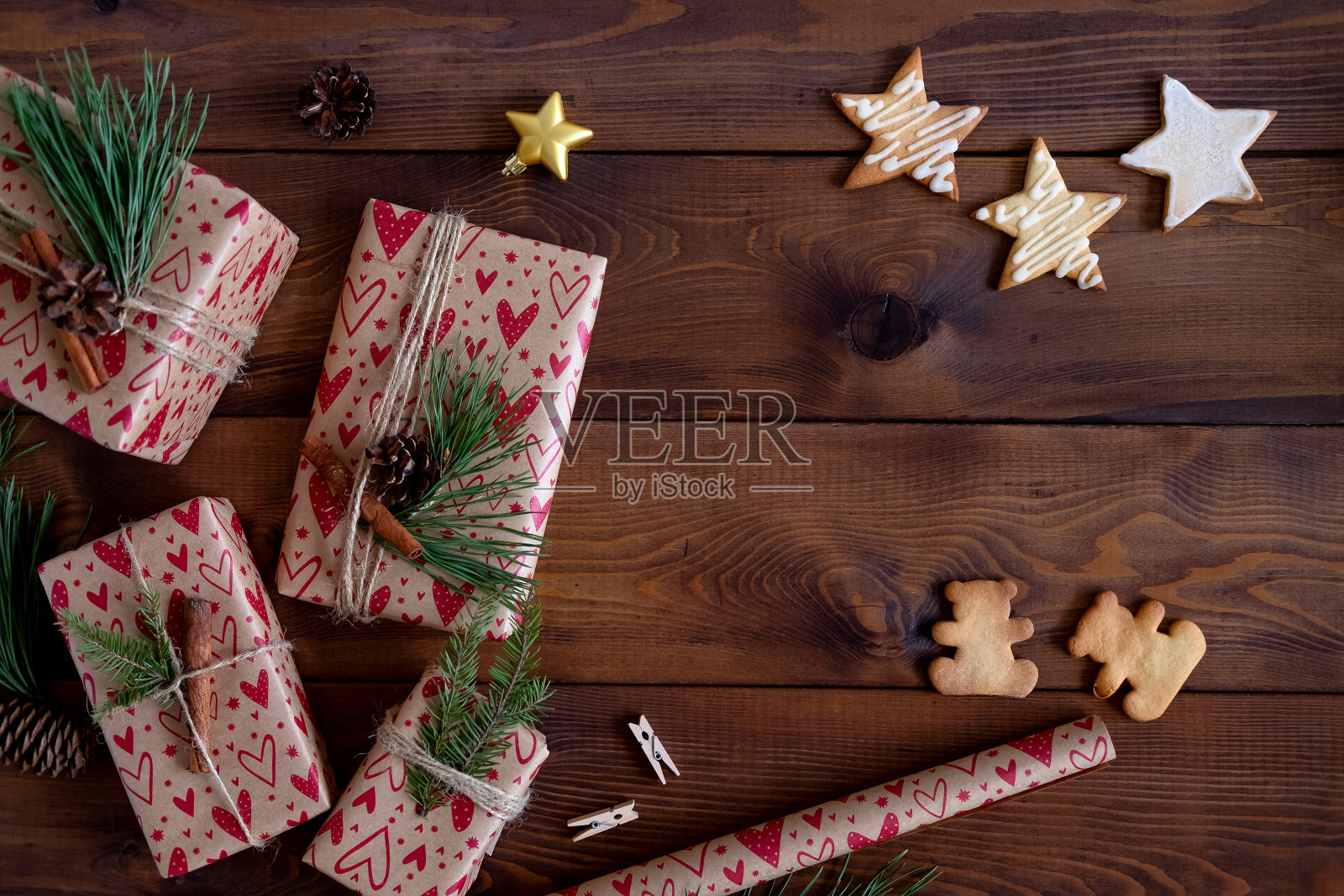 木制背景的圣诞礼物照片摄影图片