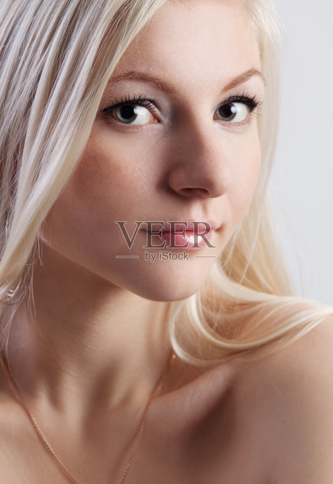 有一头白色长发的年轻美丽的女孩照片摄影图片