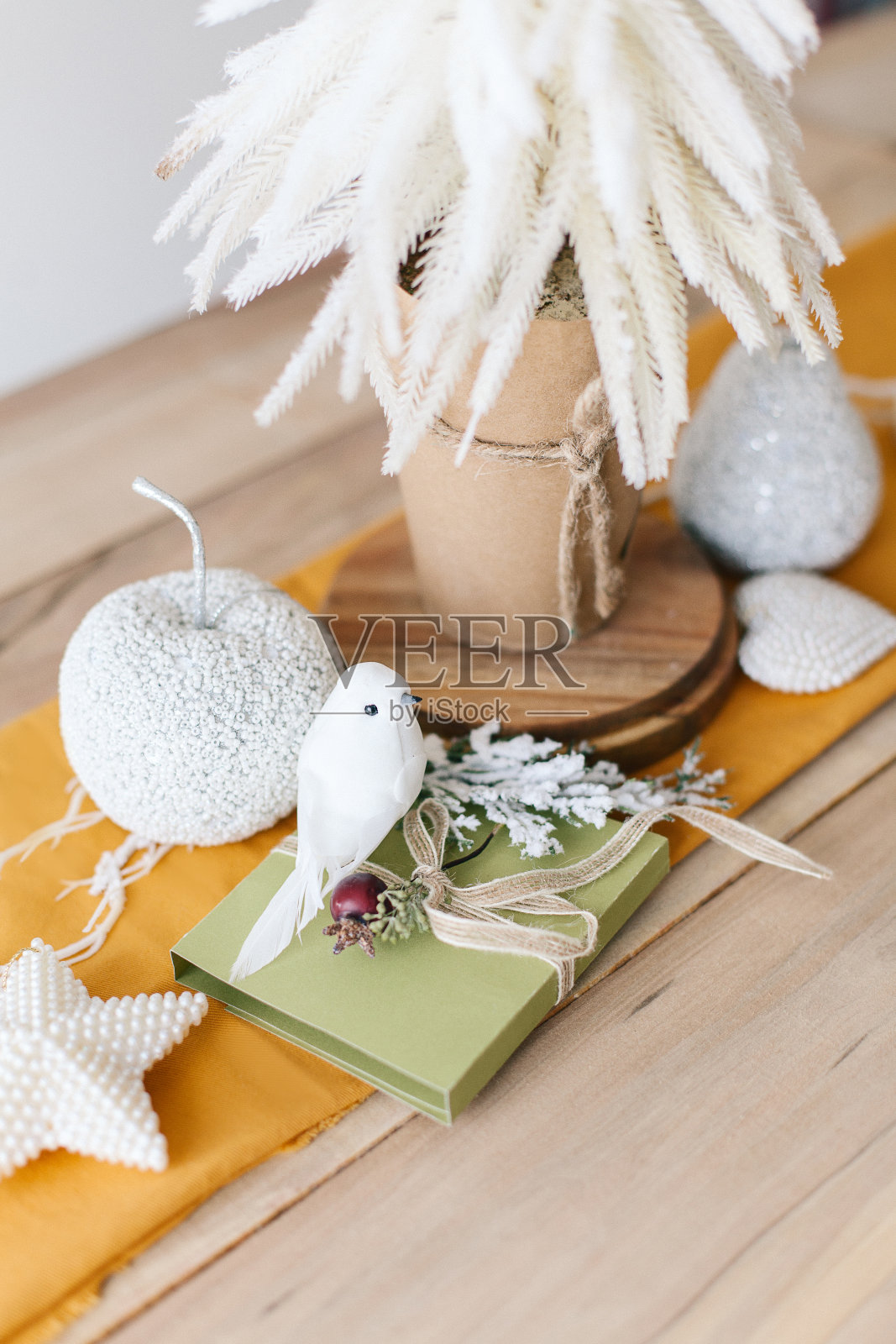 冬季餐桌黄白色装饰照片摄影图片