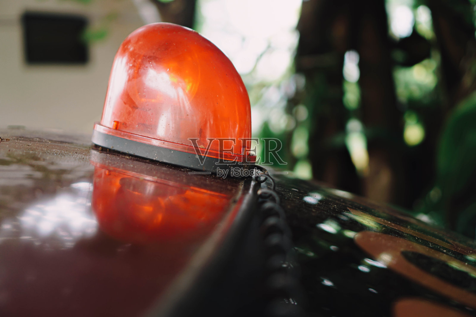 警察开着红色警报器在车里。警笛在警车上闪烁，特写。照片摄影图片