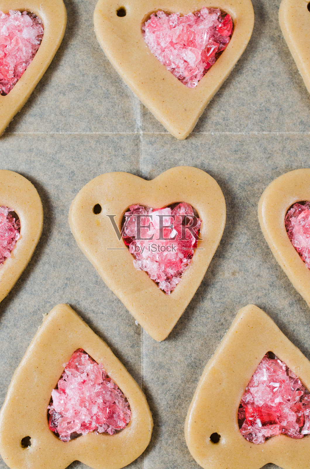 制作饼干和圣诞姜饼的过程。照片摄影图片