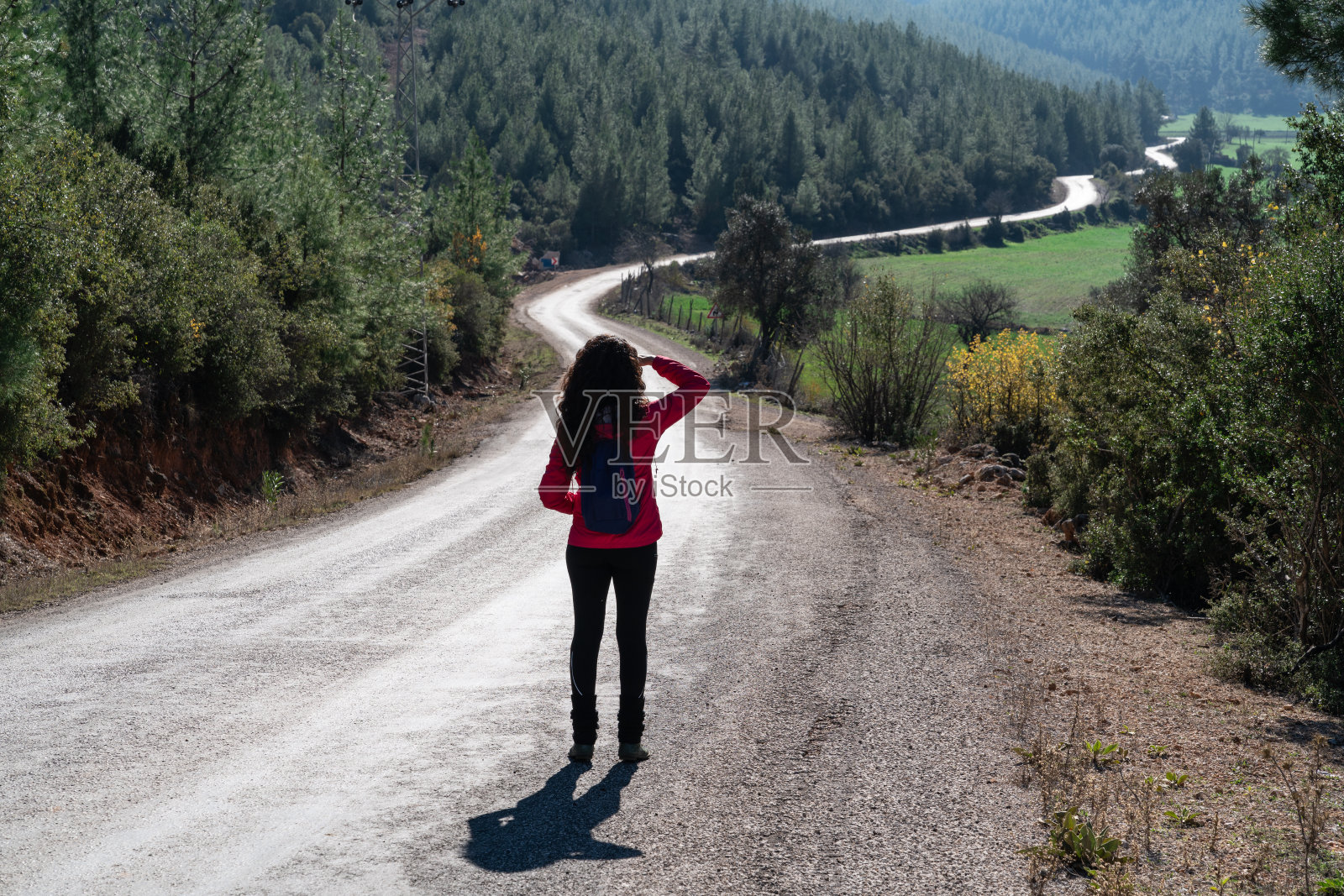 成年女子走在乡村单行道上照片摄影图片