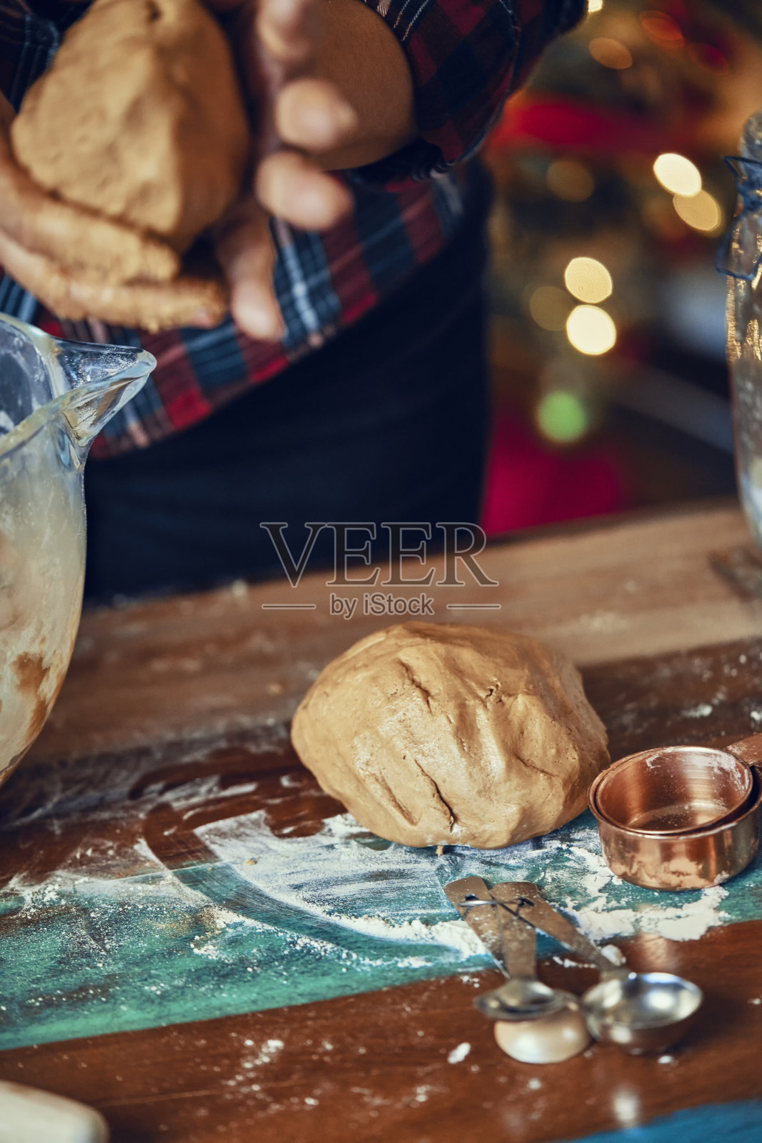 准备圣诞饼干在装饰的家庭气氛照片摄影图片
