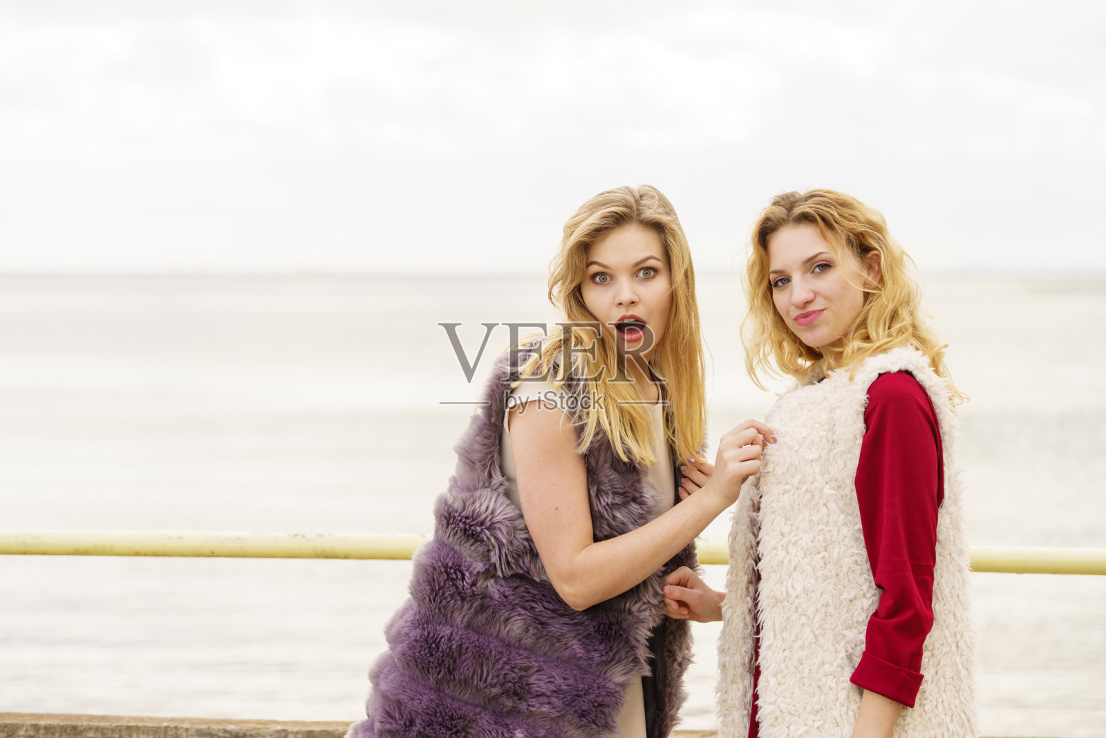 两个时装模特在户外聊天照片摄影图片