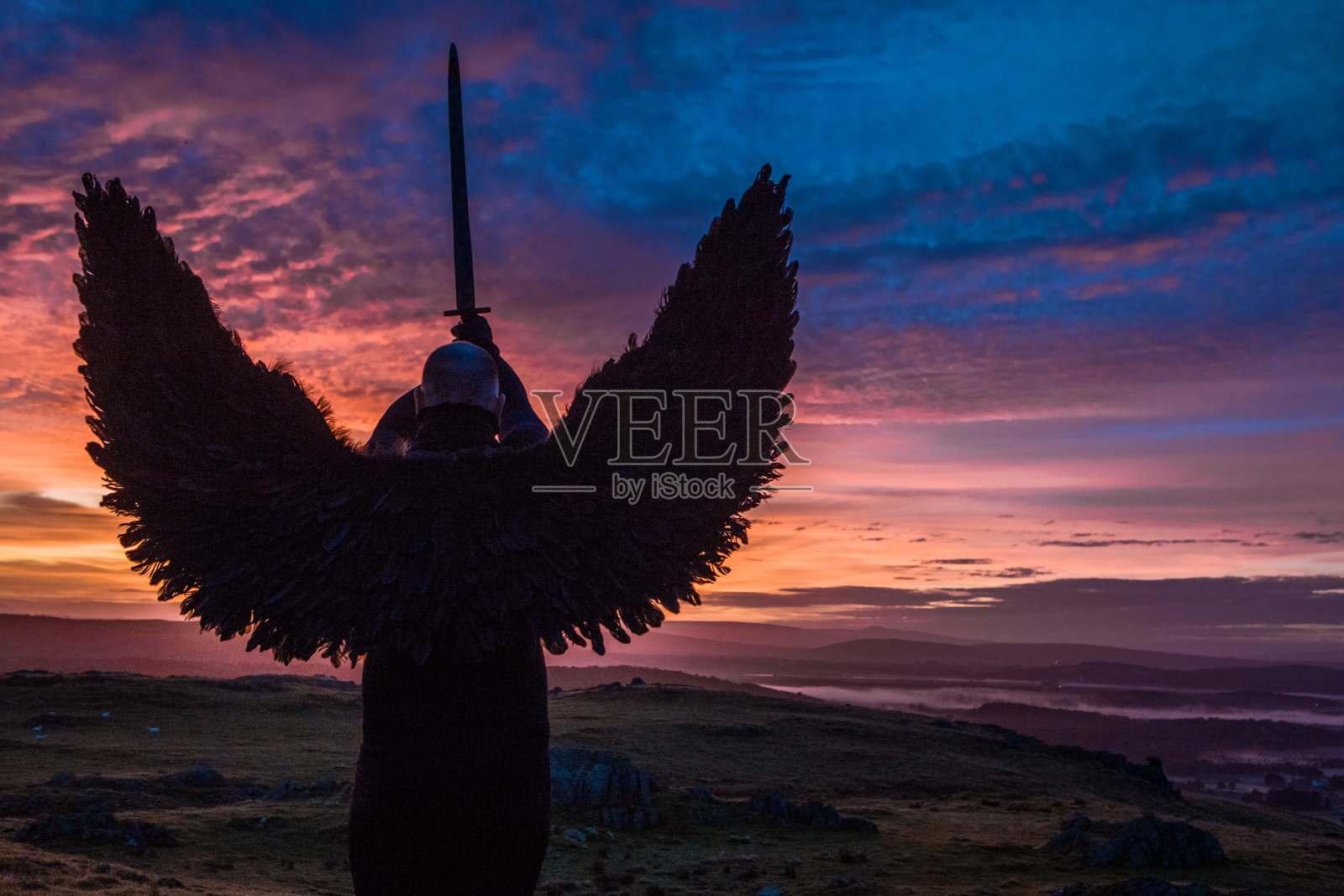 黎明时分的黑翼武士天使照片摄影图片