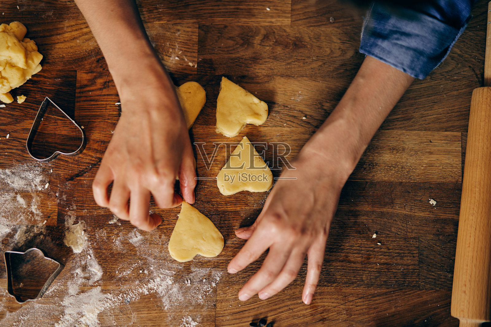 年轻的成年妇女在冬天在家做节日饼干照片摄影图片