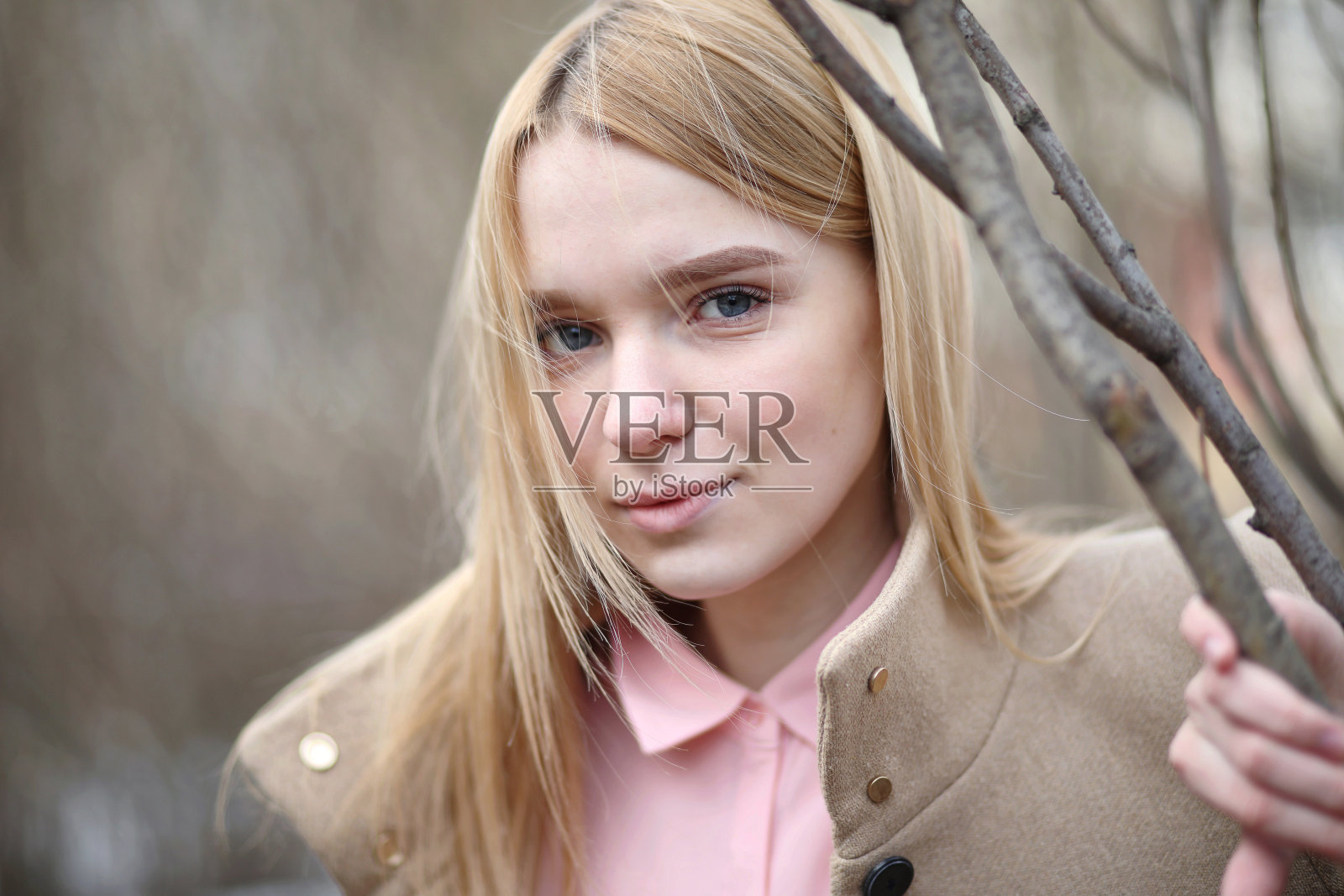 可爱的金发美女在城市公园里照片摄影图片