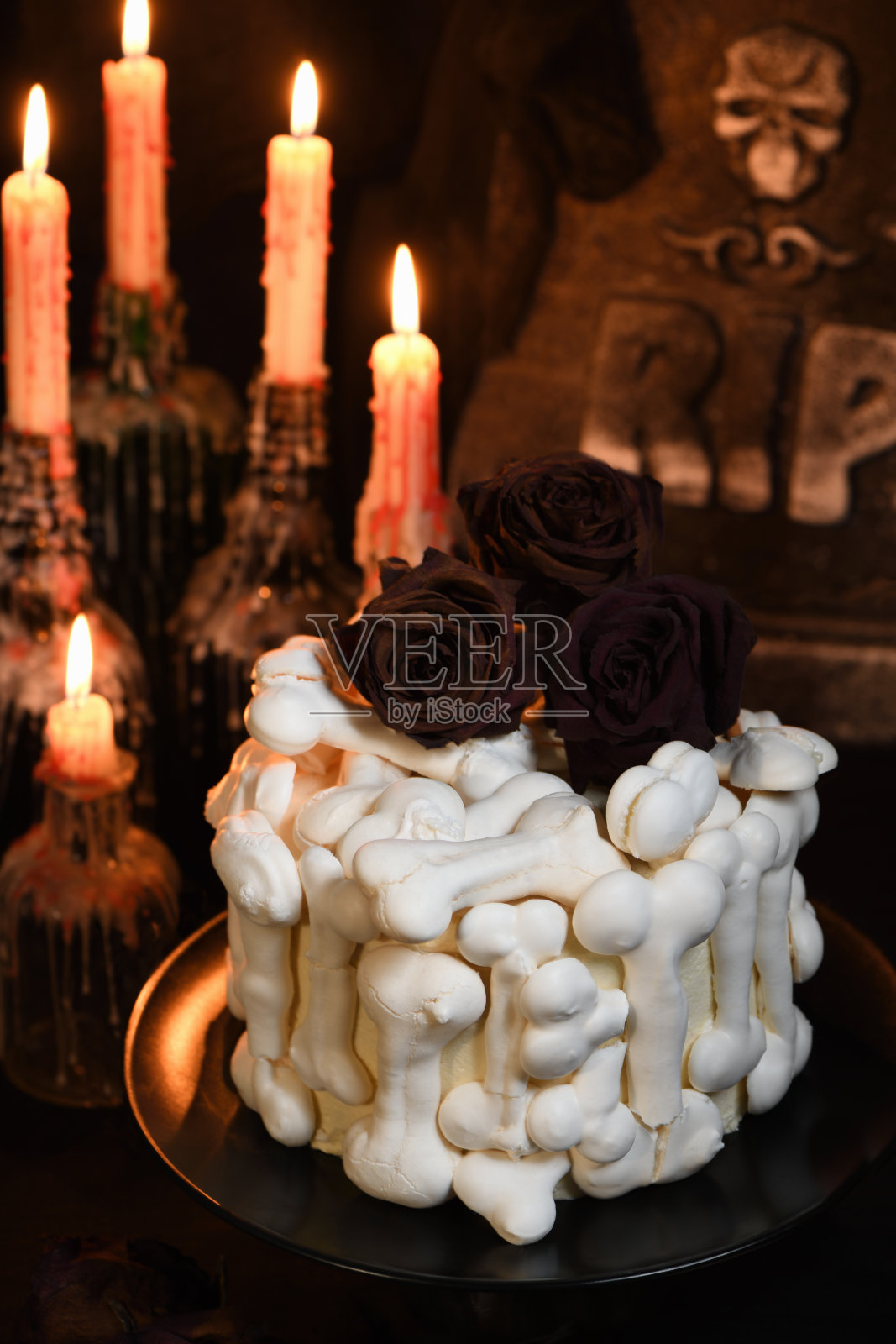 令人毛骨悚然的蛋糕(红丝绒)，装饰有蛋白酥骨和浸透鲜血。比款待客人好得多照片摄影图片