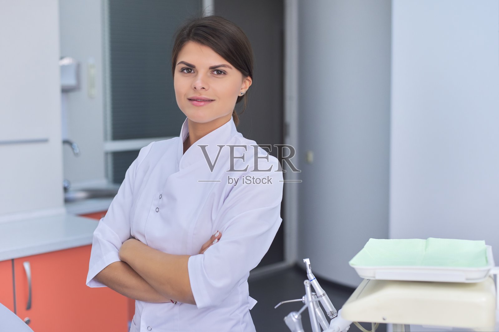 自信的年轻女医生双手合十的肖像照片摄影图片