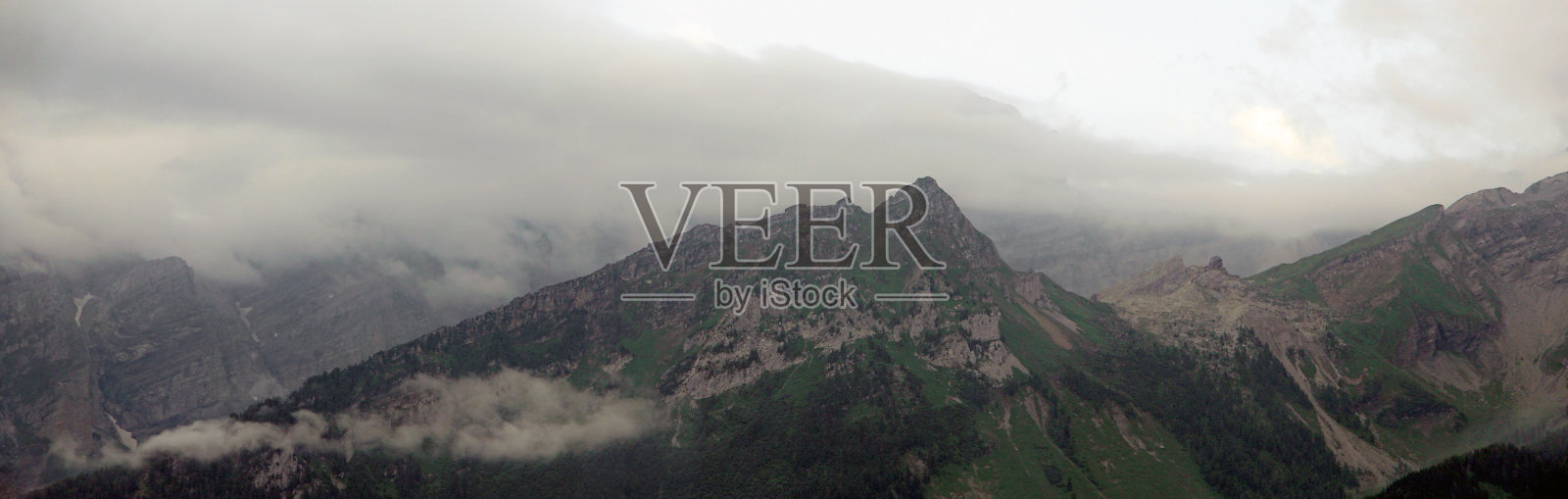 多云天气中的山景照片摄影图片