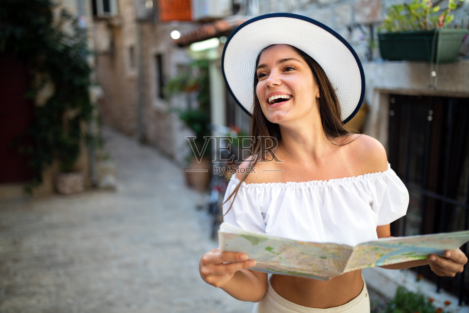 美丽的女孩在旅行和享受暑假照片摄影图片