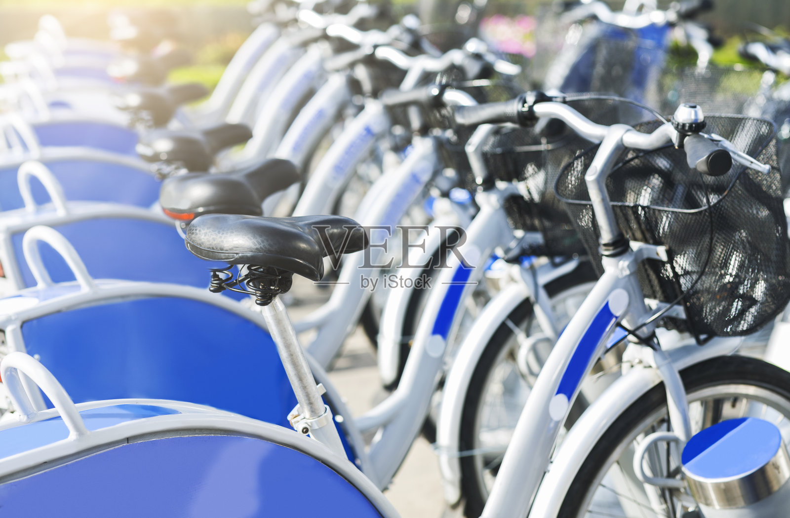 供户外共享的自行车排，准备出租照片摄影图片