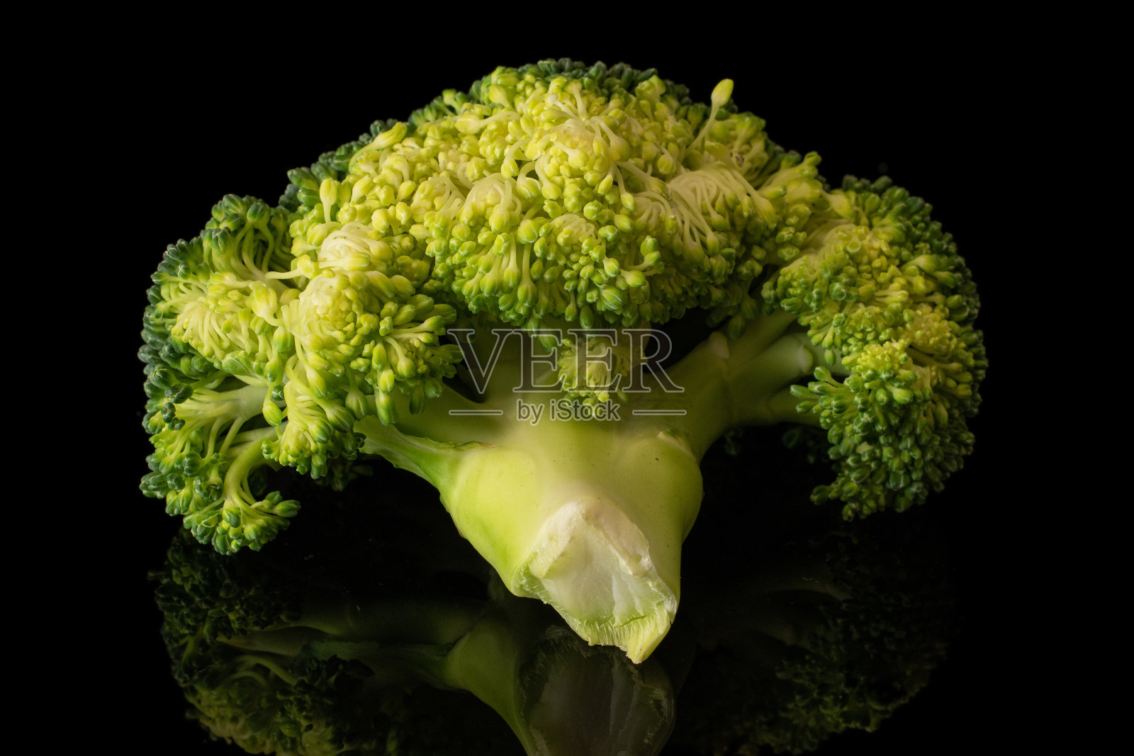 黑色玻璃上分离出的新鲜绿西兰花照片摄影图片