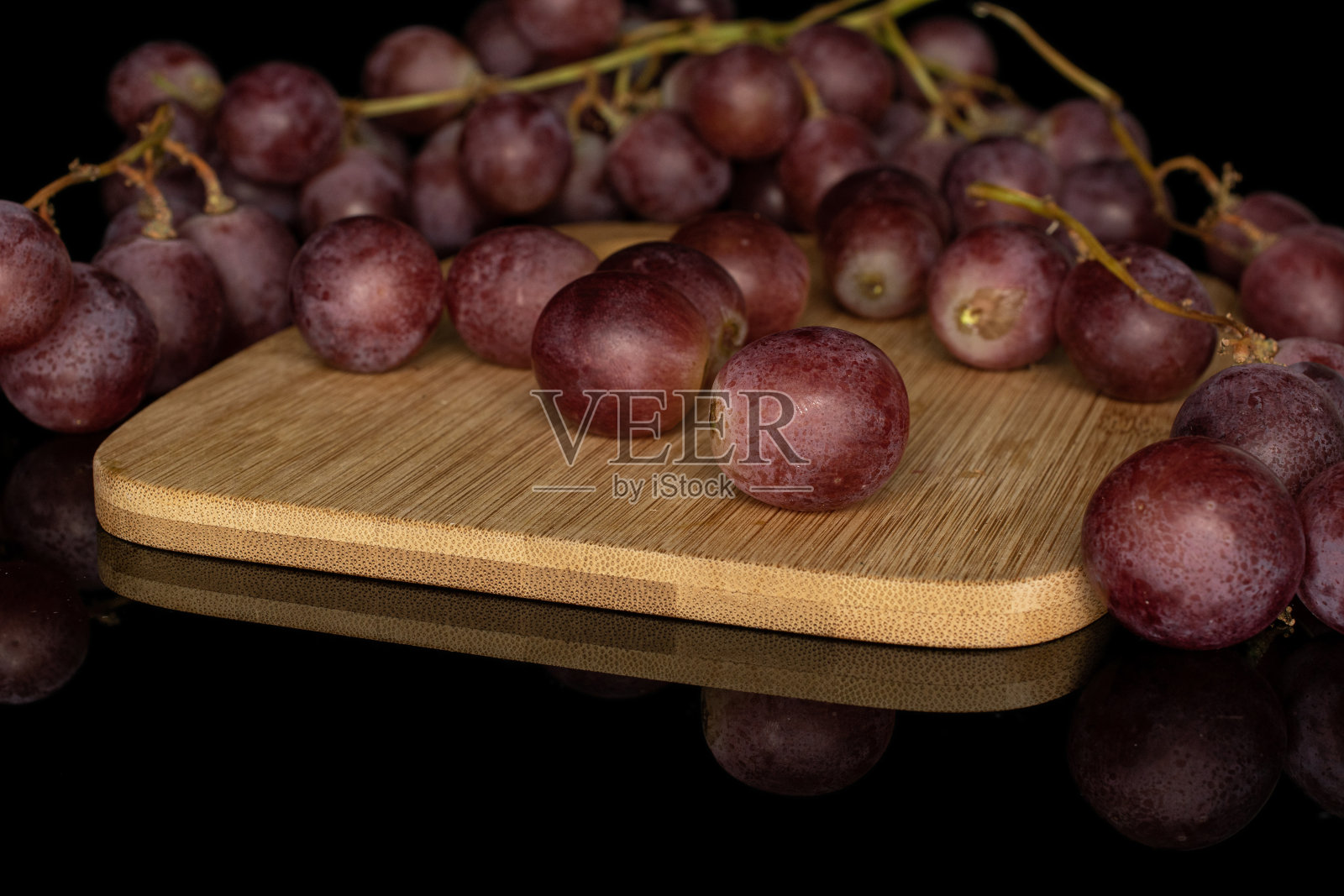 黑玻璃上分离的玫瑰葡萄酒葡萄照片摄影图片