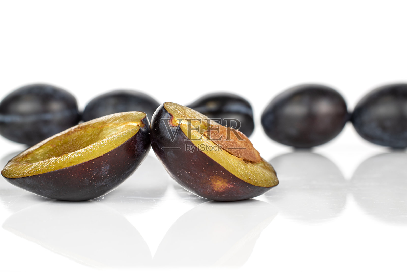 鲜紫李，孤立在白色上照片摄影图片