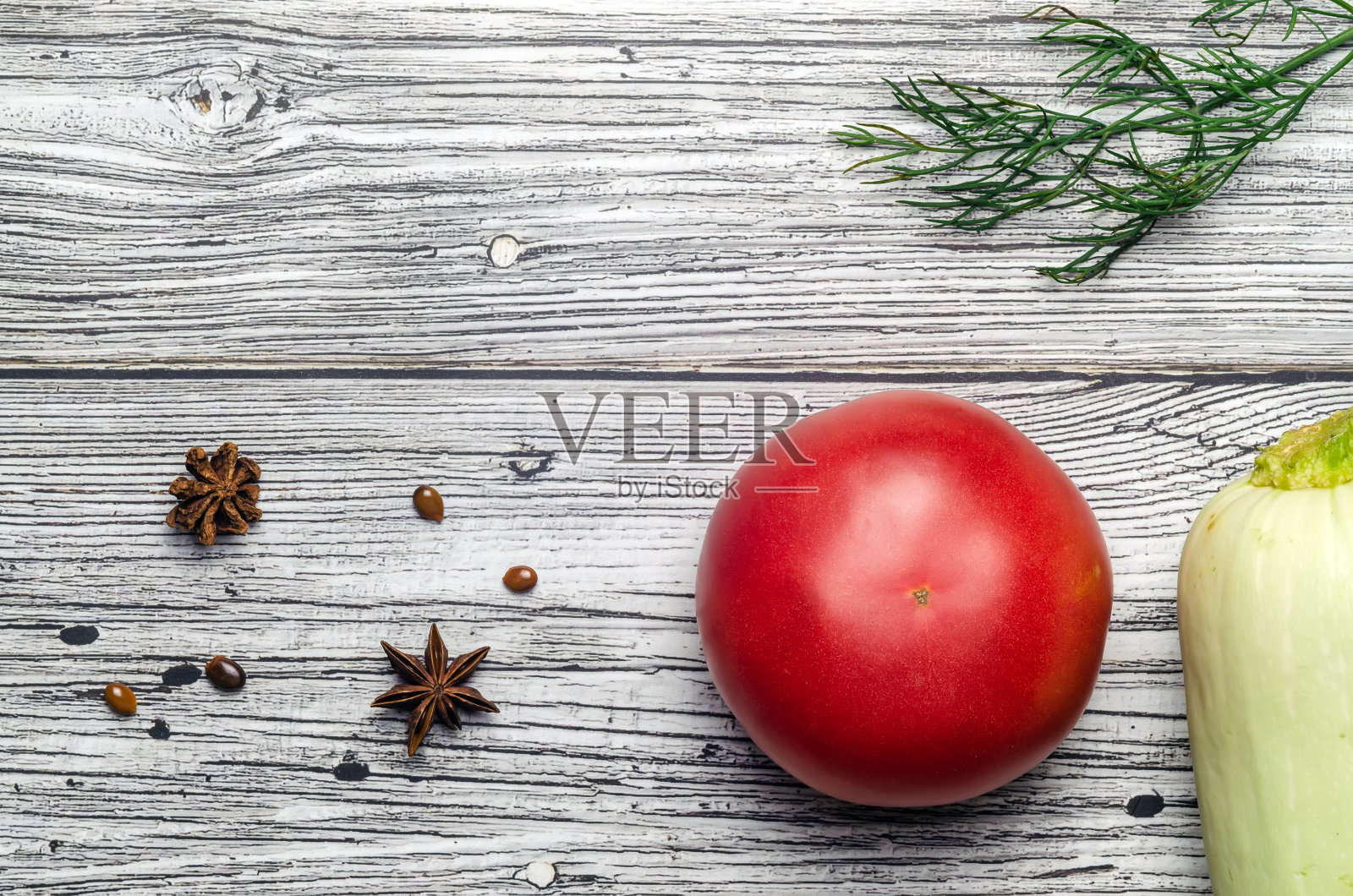 红色多汁的番茄顶视图在vintage木质背景与西葫芦与地方的铭文照片摄影图片