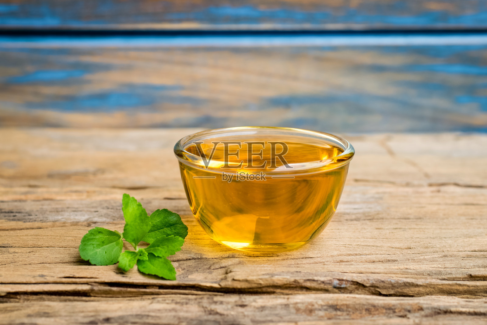 玻璃杯里的甜菊茶照片摄影图片