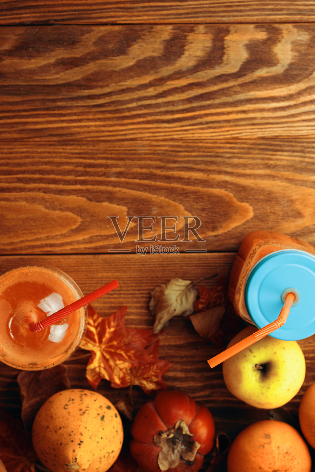 南瓜汁装在装有南瓜的瓶子里。照片摄影图片