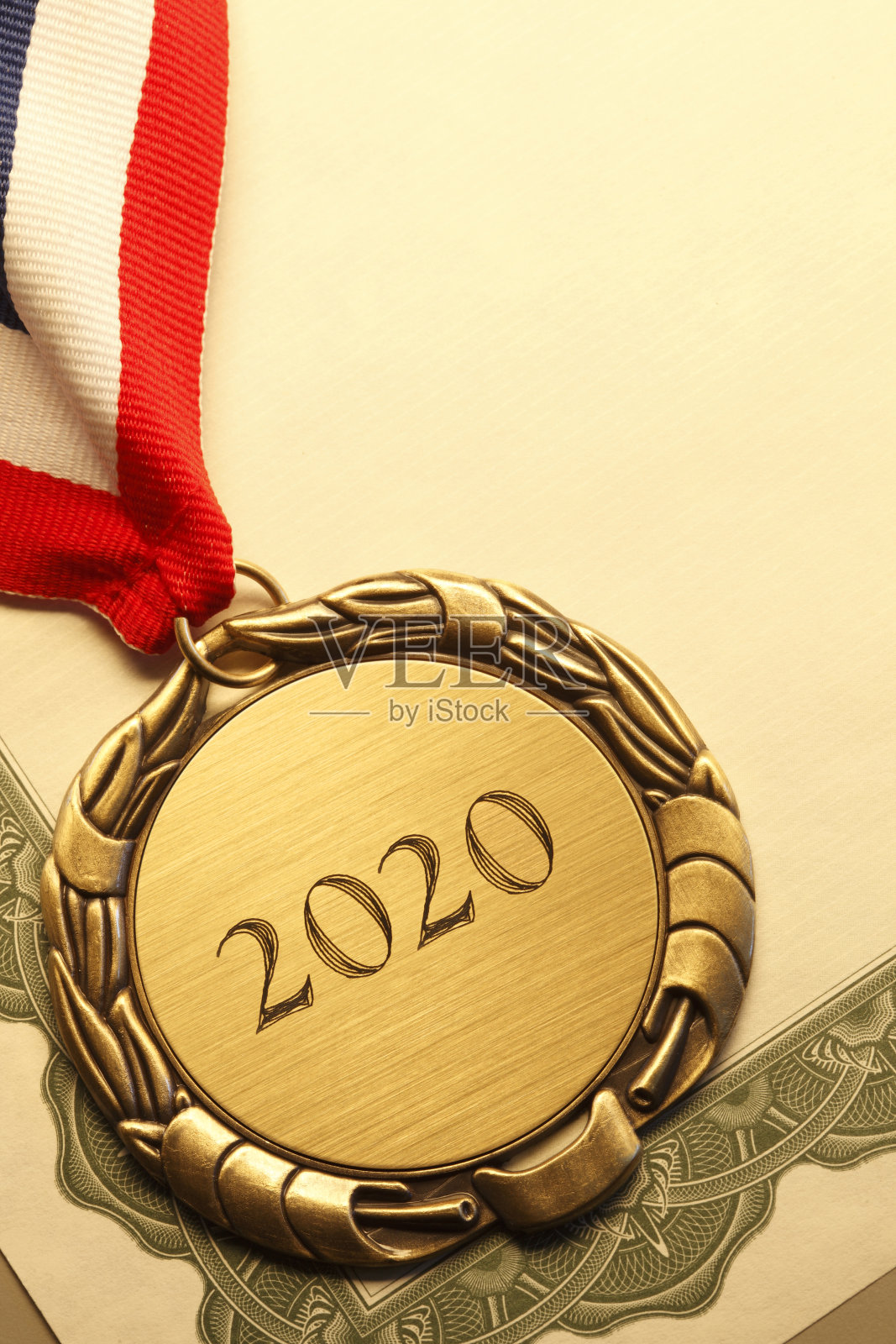 奖状上刻有“2020”字样的金牌照片摄影图片