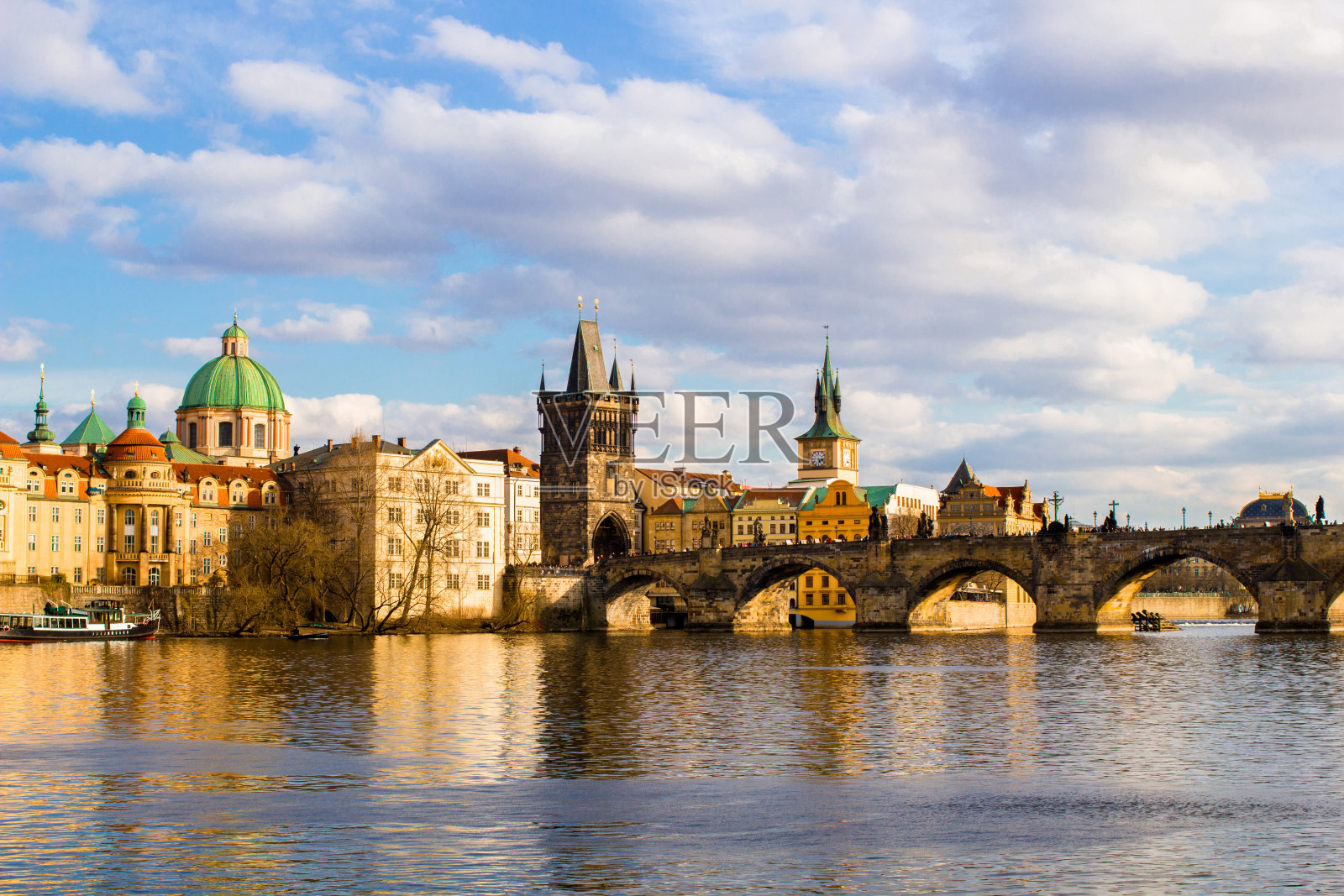 布拉格的春天日落，伏尔塔瓦河和查尔斯桥的景色照片摄影图片