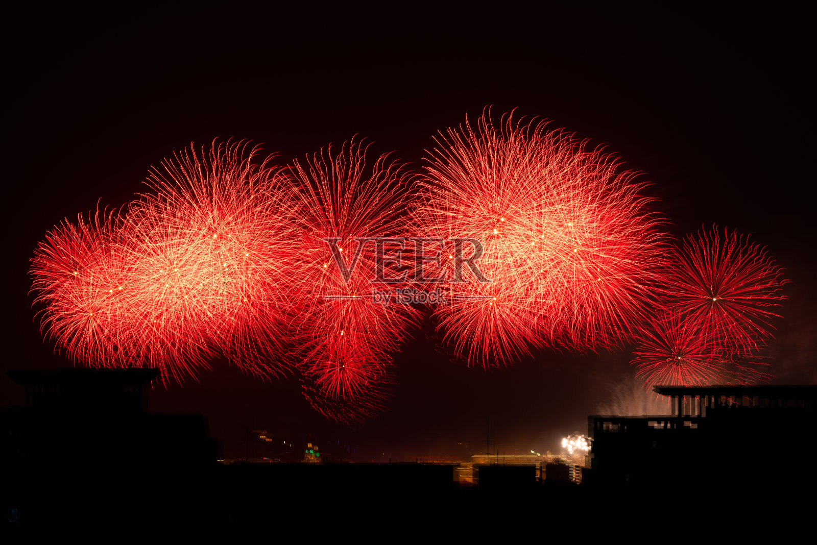 五彩缤纷的烟花在漆黑的夜空中绽放。新年背景快乐。照片摄影图片