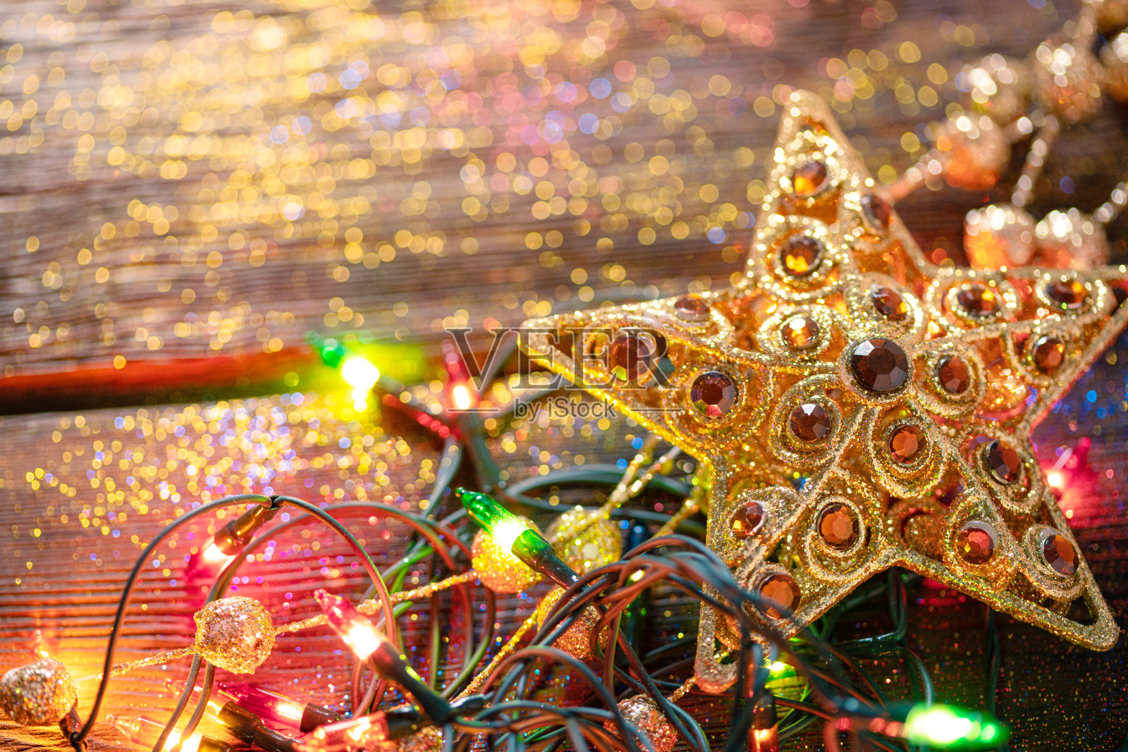 木头桌子上闪亮的圣诞星星照片摄影图片