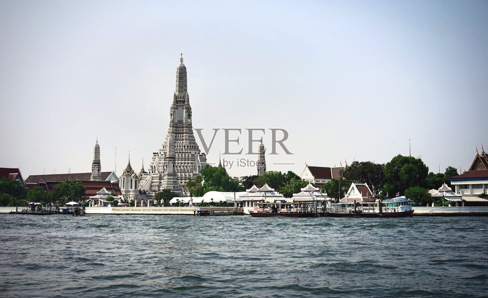 在湄南河阿龙寺，曼谷，泰国。照片摄影图片