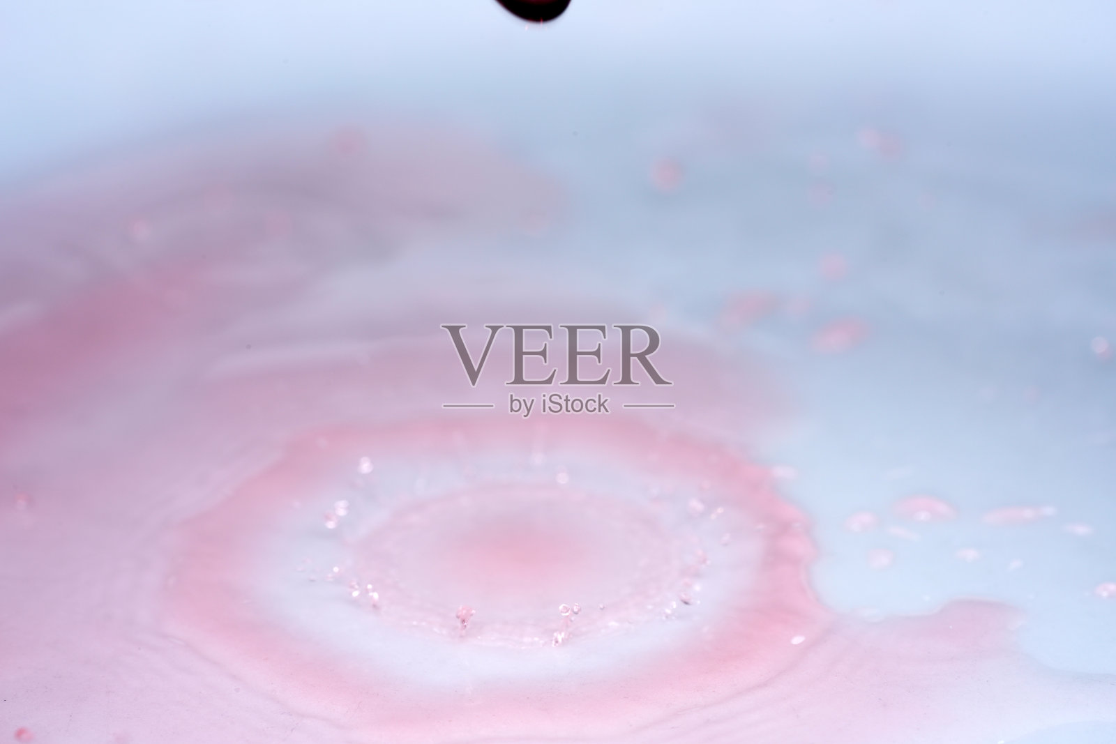 用高速闪光灯拍摄水滴照片摄影图片