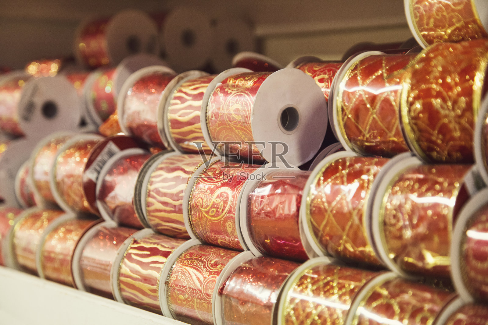 装饰品商店里的圣诞礼物胶带照片摄影图片