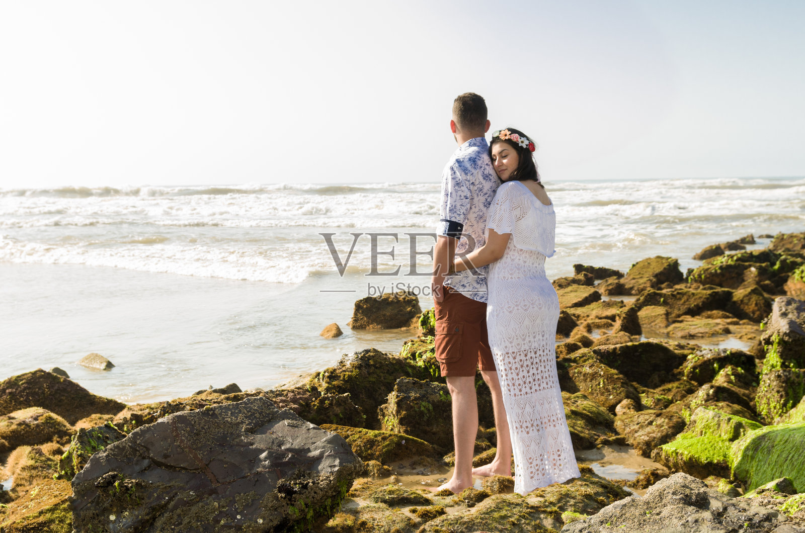 婚礼前夫妇和令人惊叹的风景在托雷斯海滩。照片摄影图片