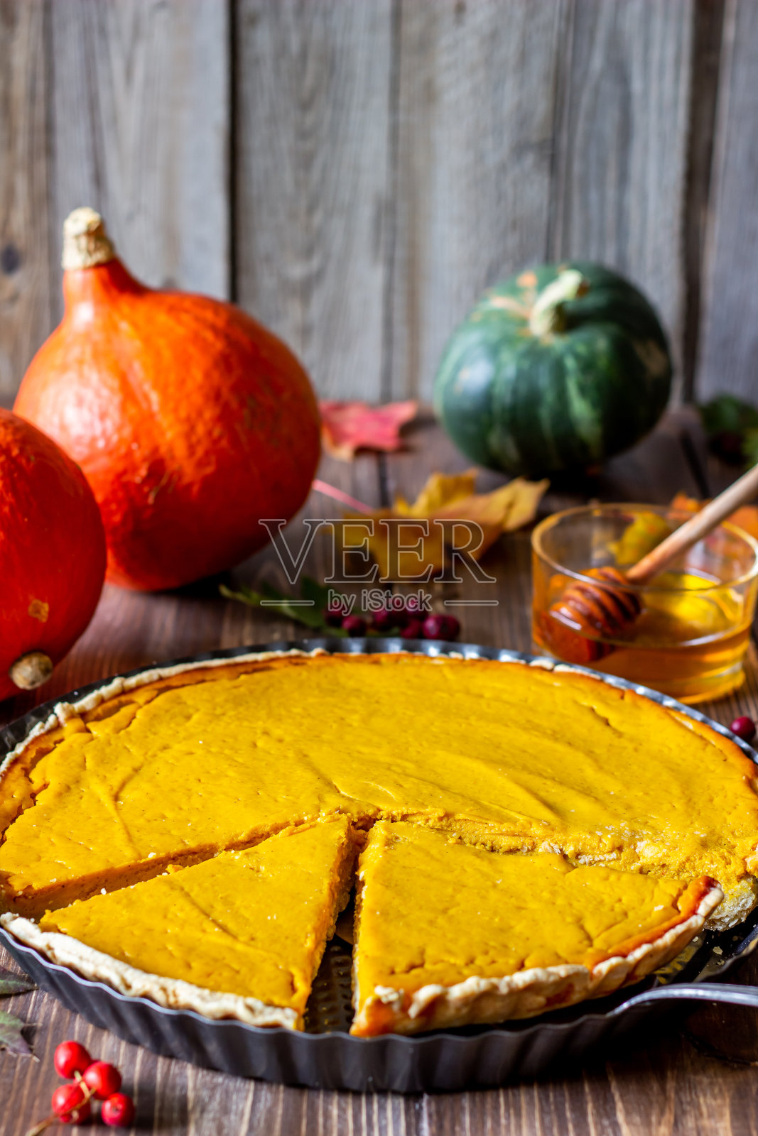 木制背景上的南瓜派。传统的配方。照片摄影图片