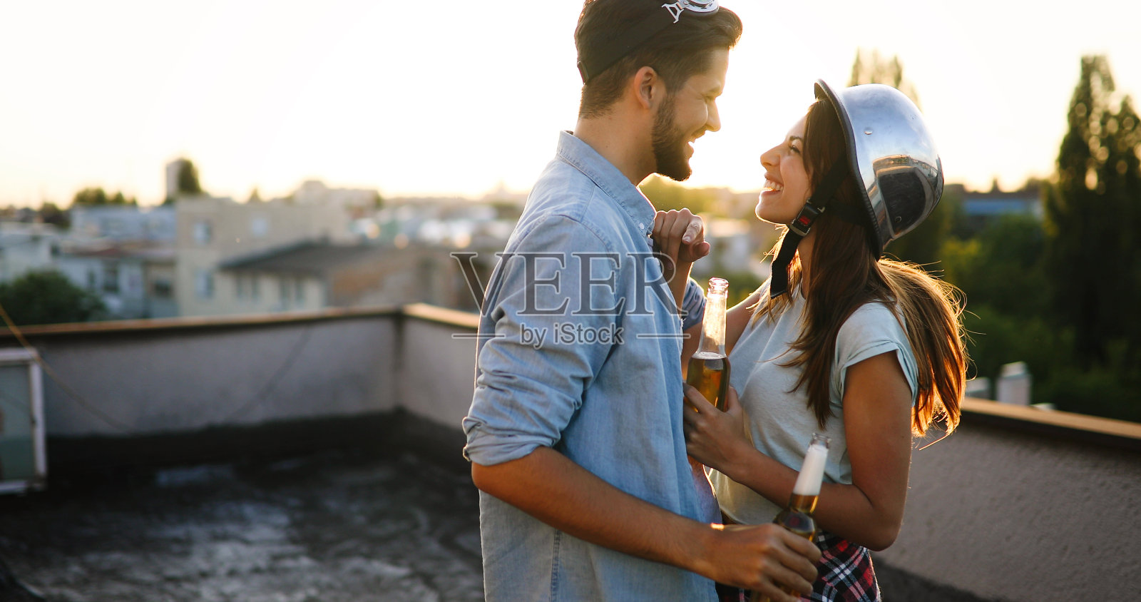 年轻幸福的夫妇在户外喝啤酒照片摄影图片