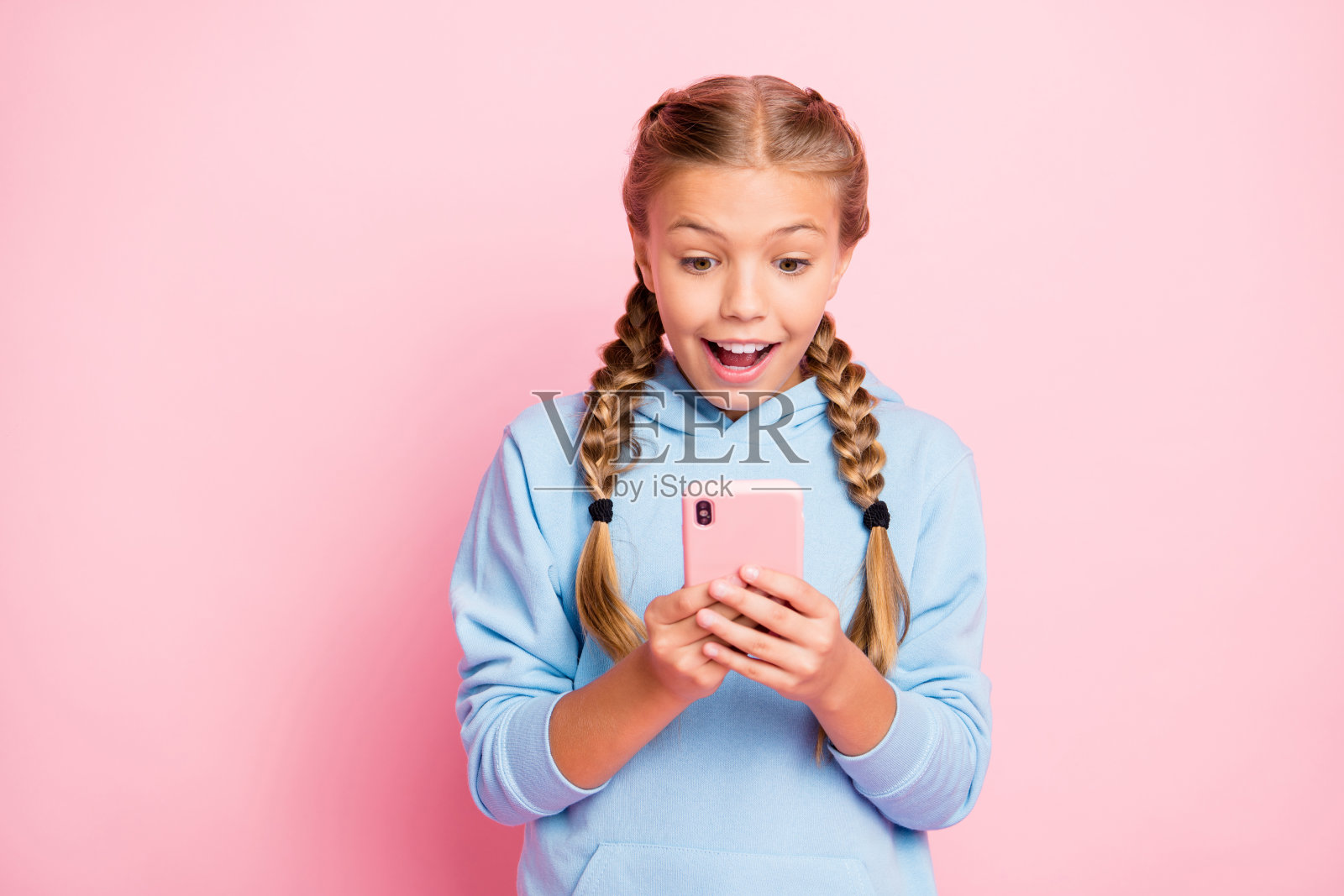 照片时尚的时尚休闲白色开朗漂亮可爱的女孩使用电话阅读feednews和浏览通过社交媒体孤立在柔和的颜色背景照片摄影图片