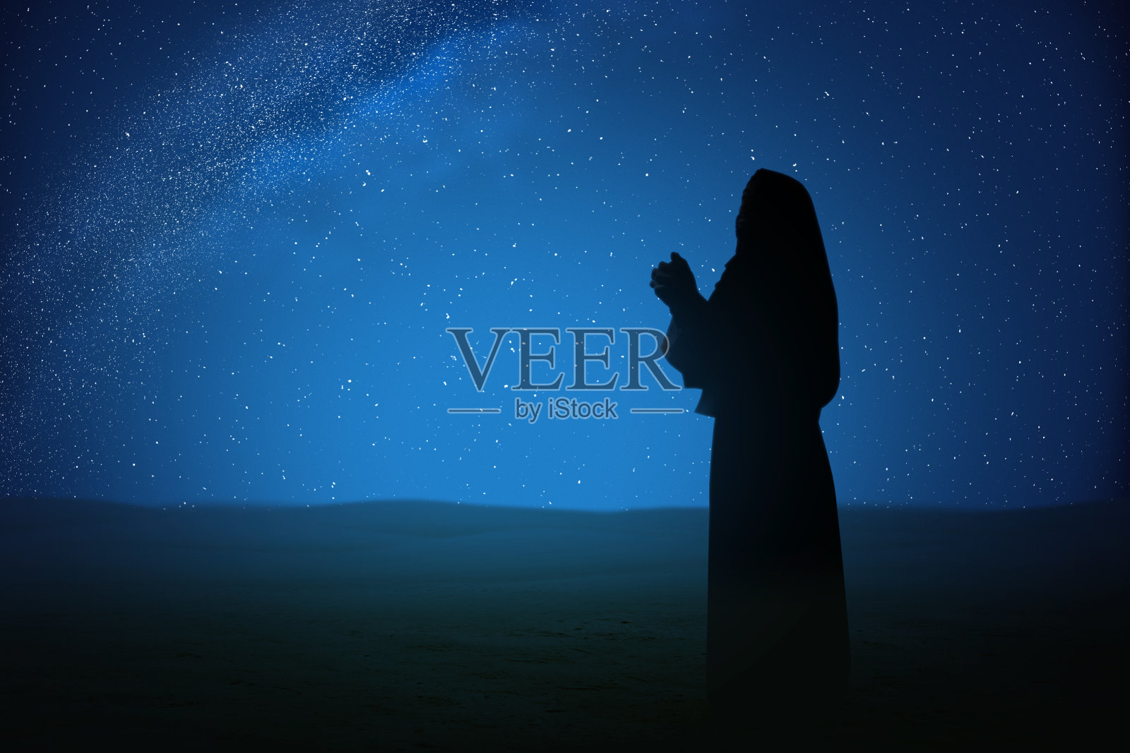 耶稣基督举手向上帝祈祷的剪影照片摄影图片