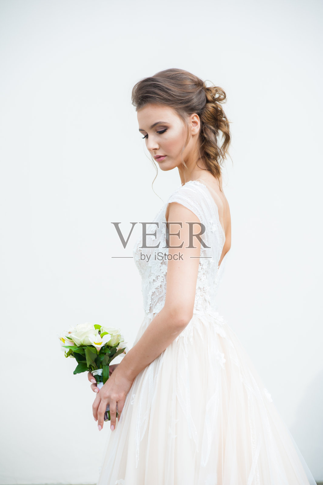 美丽的新娘穿着时尚的白色婚纱照片摄影图片