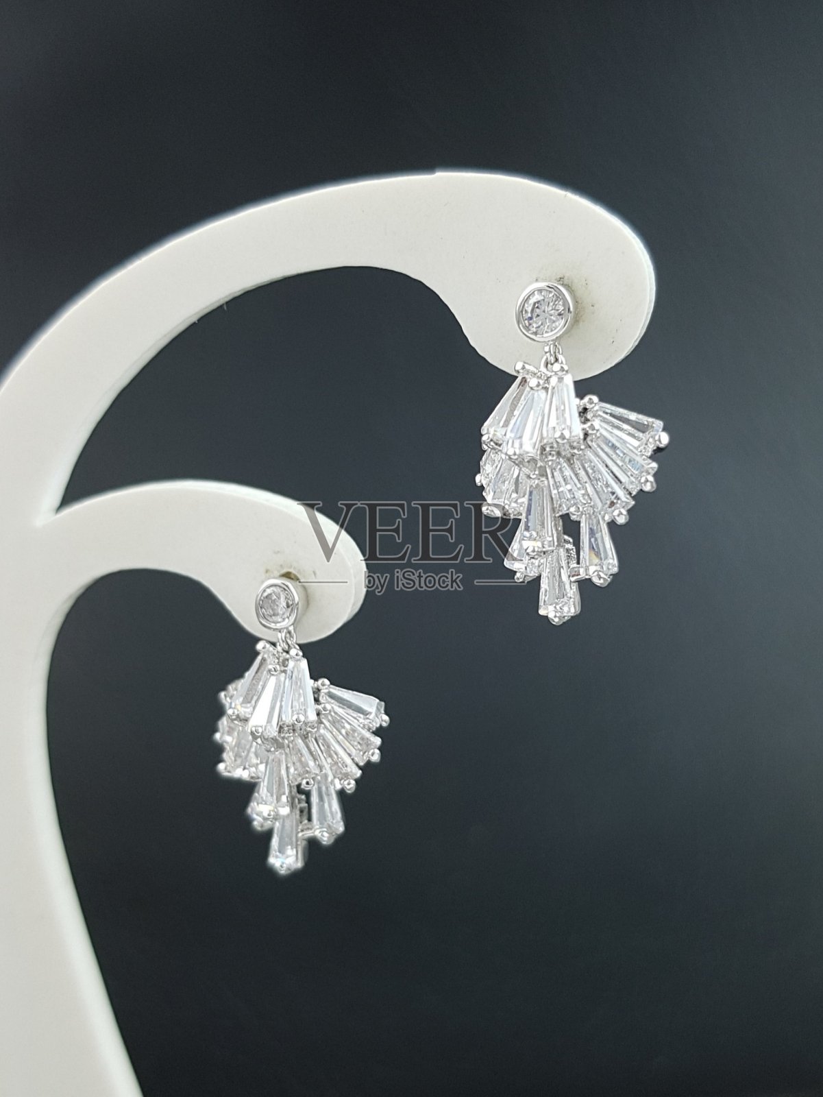 美丽设计的珠宝时尚配件为女性和女士闪亮的水晶或钻石耳环照片摄影图片