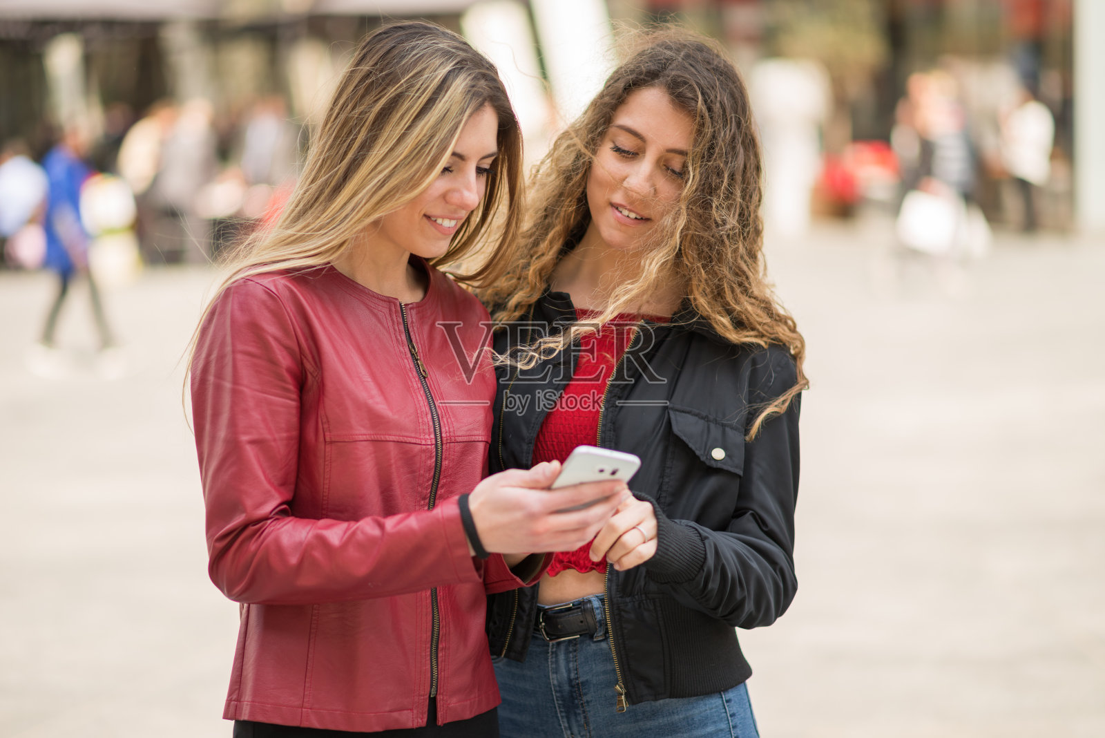 微笑的朋友在一起拍照照片摄影图片