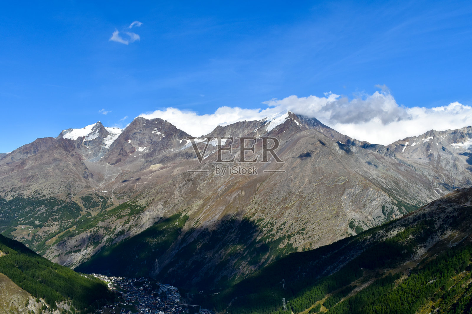 夏季的山景时间。照片摄影图片