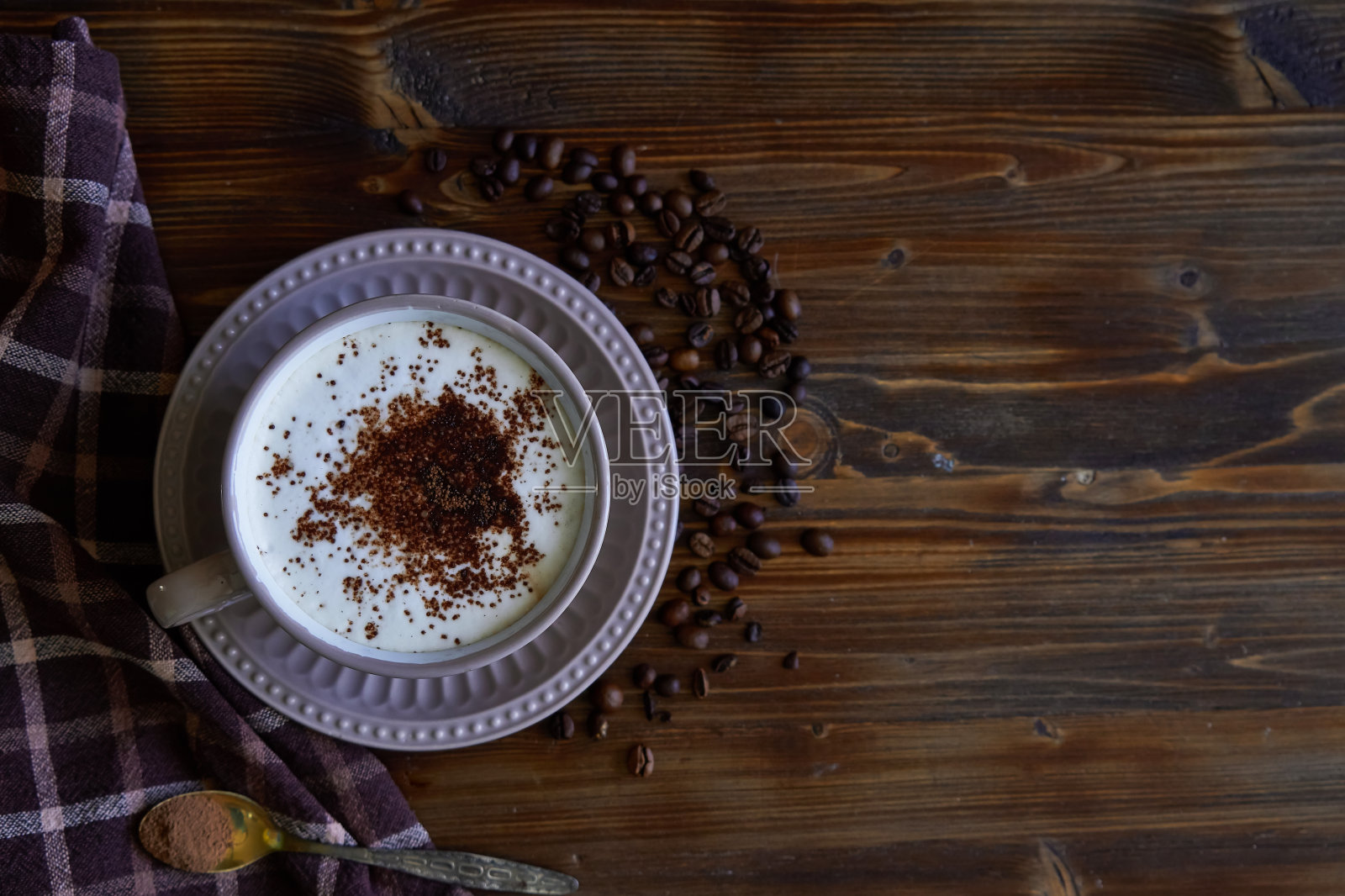 一杯带有肉桂和咖啡豆的卡布奇诺咖啡在木制的背景上复制空间照片摄影图片
