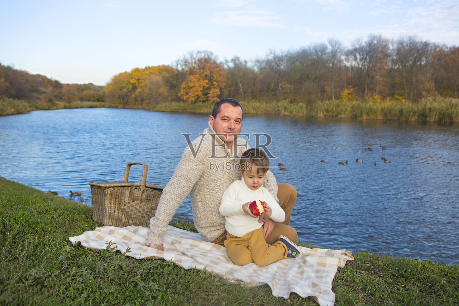 家人一起呼吸新鲜空气照片摄影图片
