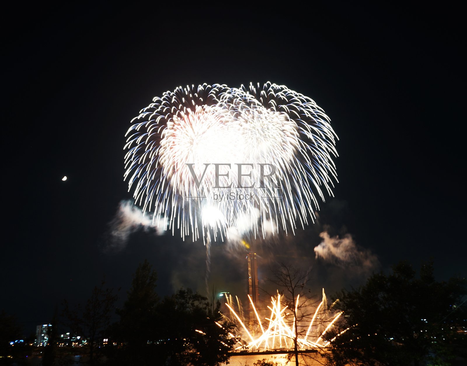 夜空超大烟花。各种形状的烟花照片摄影图片