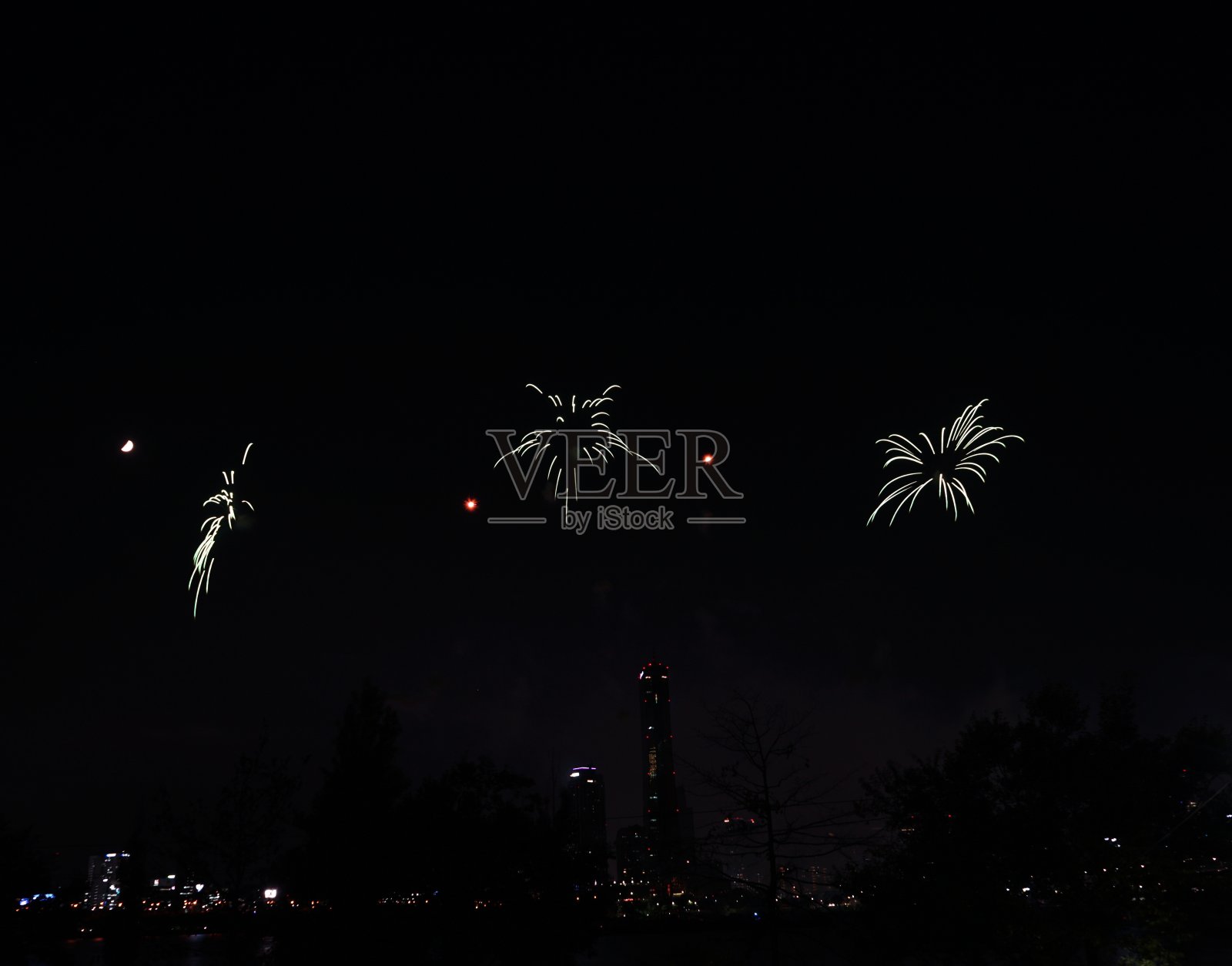 夜空超大烟花。各种形状的烟花照片摄影图片