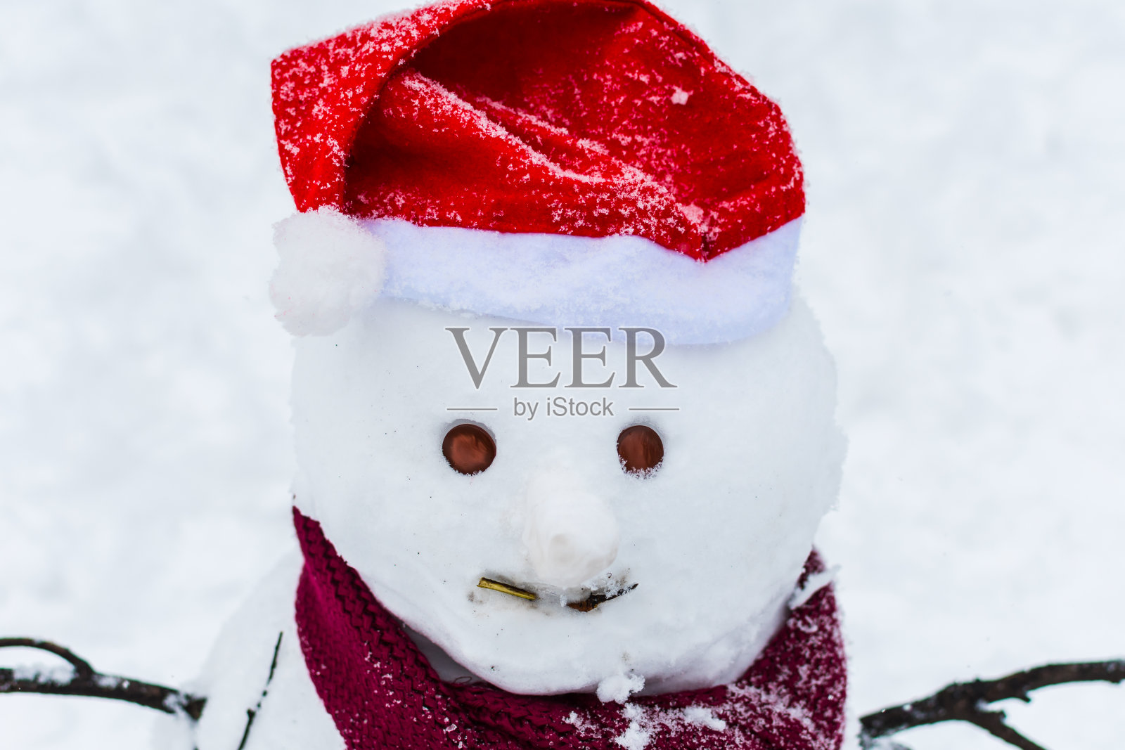 雪人在帽子和围巾的特写在户外照片摄影图片
