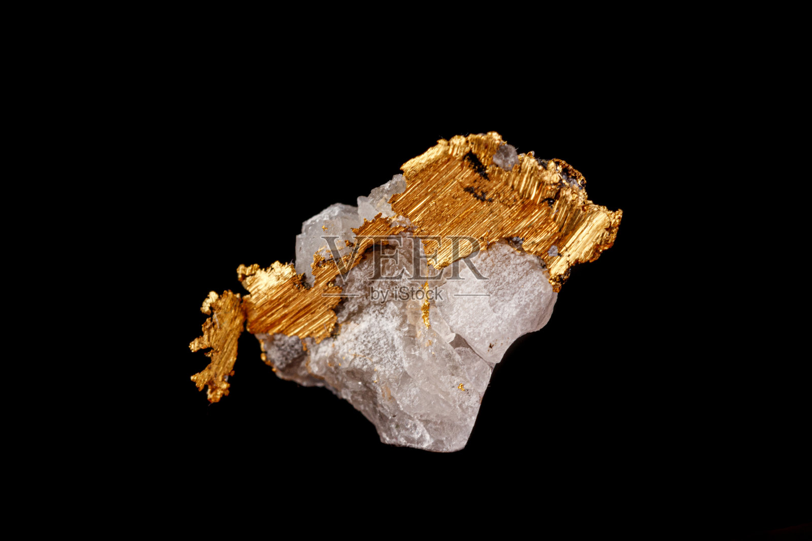 宏观矿物石中的黄金在黑色的岩石背景上照片摄影图片