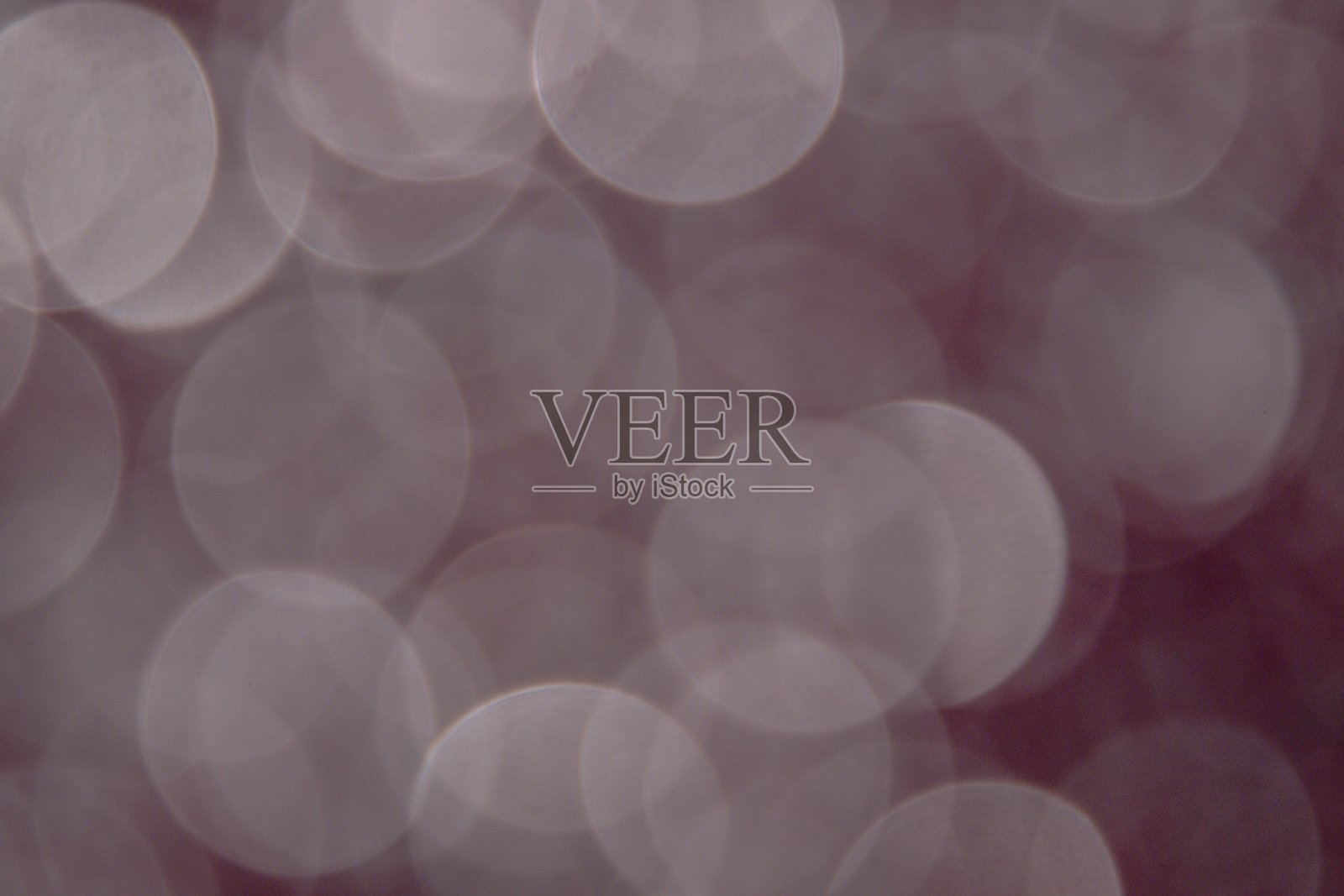 美丽多彩的节日模糊背景为圣诞设计，复制空间。独特的粉粉色、翠绿色和浅金色背景。照片摄影图片