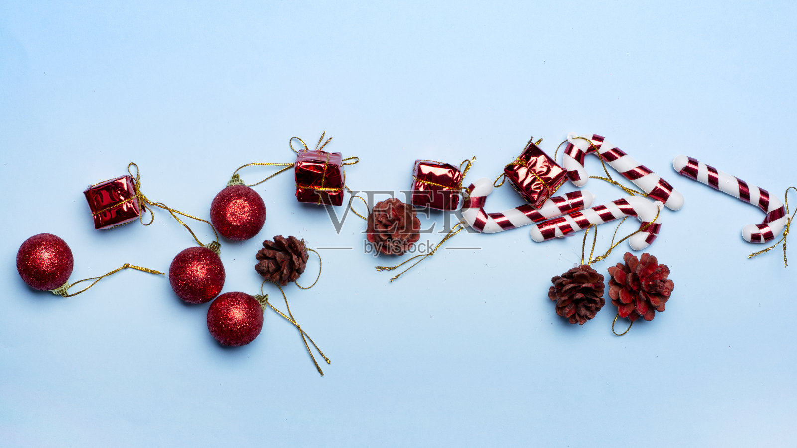 新年/彩色装饰在蓝色孤立的背景与复制空间。圣诞节、生日和新年的概念。照片摄影图片