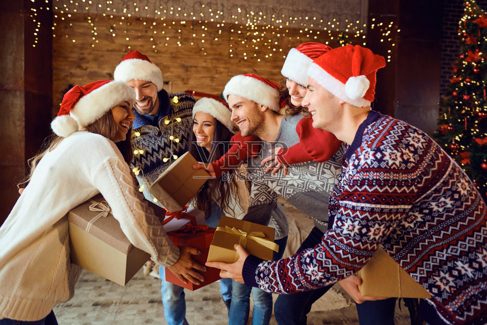 在家里欢迎朋友的客人过圣诞节。照片摄影图片